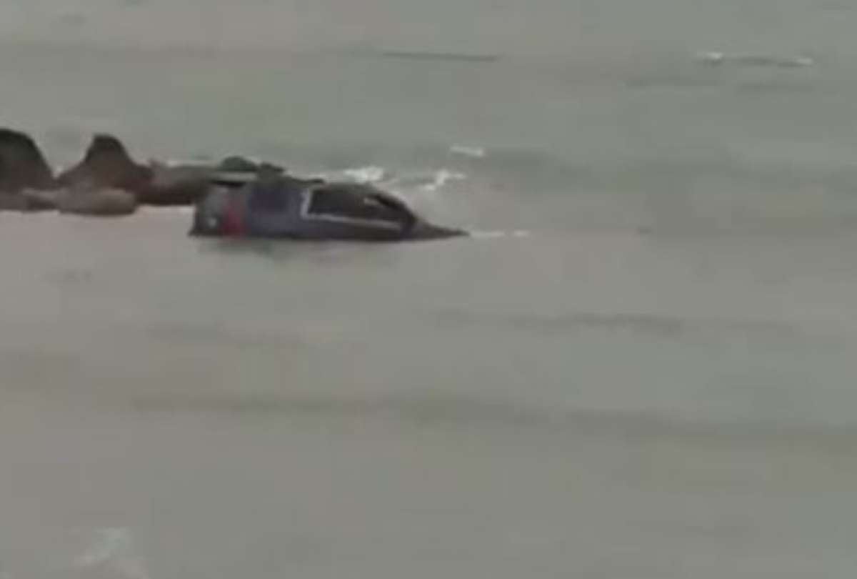 El veh&iacute;culo qued&oacute; atrapado en la playa y tuvo que ser sacado por maquinaria pesada. 