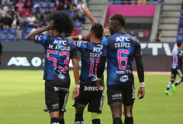 Junior Sornoza (centro) celebra sus goles ante Delf&iacute;n