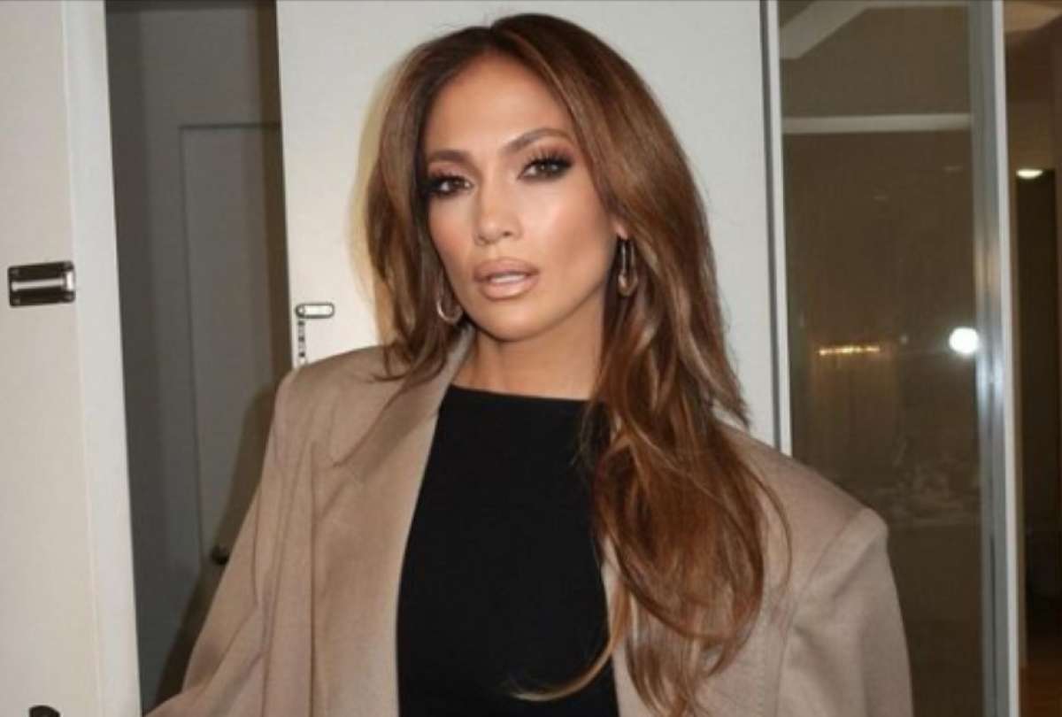 Jennifer Lopez comparti&oacute; fotograf&iacute;as en sexy lencer&iacute;a