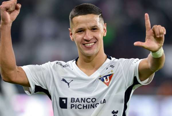 El delantero &Aacute;lex Arce fue elegido como el mejor jugador de la temporada.