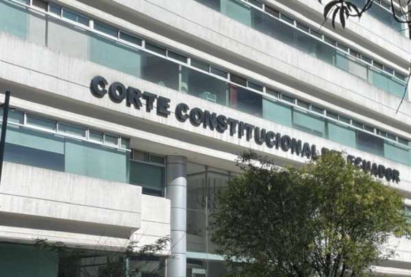 La Corte Constitucional ha recibido cuestionamientos del Ejecutivo por suspender provisionalmente 17 art&iacute;culos de las leyes de Inteligencia, Integridad P&uacute;blica y Solidaridad.