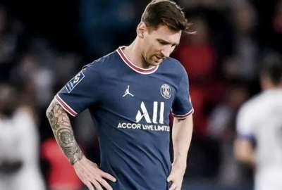 Hincha ingres&oacute; al campo de juego para abrazar a Lionel Messi