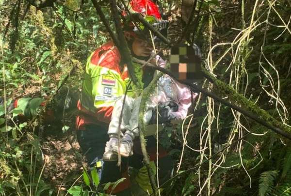 Dos ni&ntilde;os fueron rescatados de una quebrada, luego de caer por  intentar salvar a sus cachorros, en Quito. 