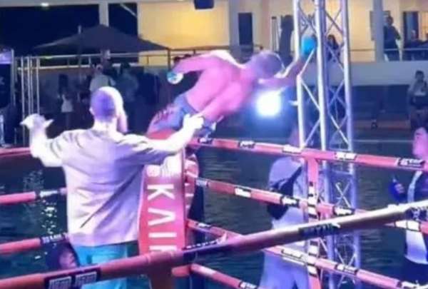 Un momento de p&aacute;nico vivi&oacute; un boxeador y los asistentes a una pelea, luego de que una descarga el&eacute;ctrica lo afectara mientras celebraba su triunfo.