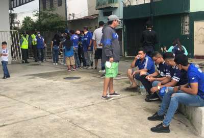 Hinchas de Emelec invadieron la cancha tras la presentaci&oacute;n del plantel
