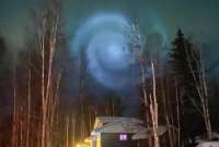 Extra&ntilde;a luz en forma de espiral apareci&oacute; en el cielo de Alaska 