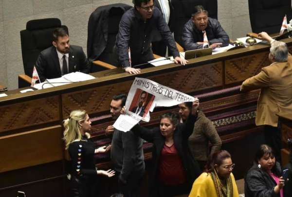 Golpes y gritos entre congresistas del oficialismo y la oposici&oacute;n en Bolivia