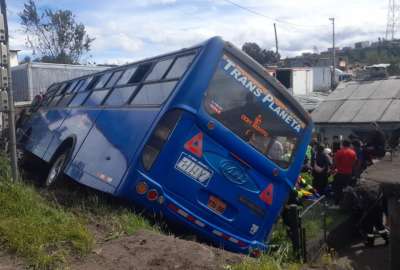 Un bus urbano con pasajeros se volc&oacute; y cay&oacute; a un terreno, en Quito.