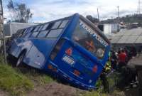 Un bus urbano con pasajeros se volc&oacute; y cay&oacute; a un terreno, en Quito.