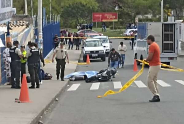 Un hombre de 36 a&ntilde;os fue asesinado a tiros afuera de una escuela en Cuenca.&nbsp;