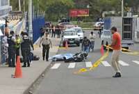 Un hombre de 36 años fue asesinado a tiros afuera de una escuela en Cuenca. 