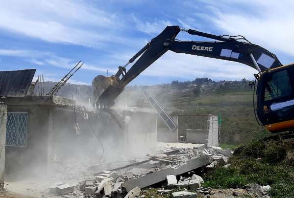 La edificaci&oacute;n de 480 metros cuadrados fue derribada para proteger un &aacute;rea de alto riesgo.