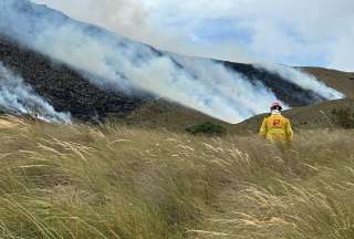 Bomberos y rescatistas combaten incendio forestal en Cotacachi