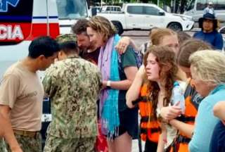 Armada del Ecuador rescat&oacute; a 28 personas tras hundimiento de lancha en Gal&aacute;pagos