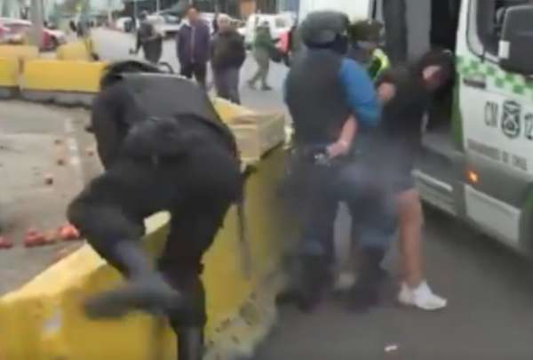 La mujer fue detenida por amenazar a los uniformados con un arma blanca y aprovech&oacute; un descuido para disparar contra la autoridad.