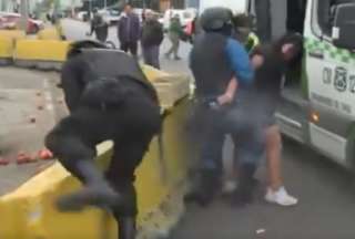 Chile: Mujer le quita el arma de un guardia y dispara a dos personas