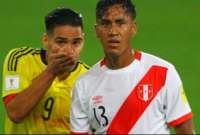Radamel Falcao (izq.) y Renato Tapia conversan en la cancha en el famoso 'Pacto de Lima'.