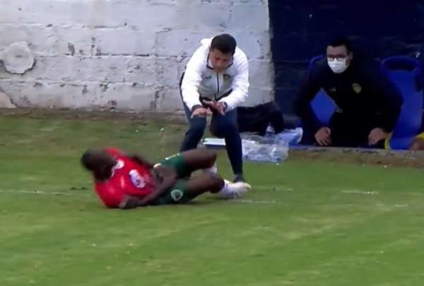 Director t&eacute;cnico pate&oacute; por accidente a jugador rival en la Copa Ecuador