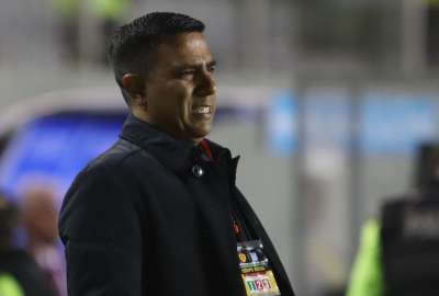 C&eacute;sar Far&iacute;as se molest&oacute; por el poco apoyo de los hinchas orientales