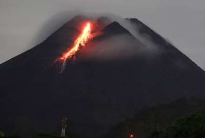 El volcán Semeru, en Indonesia, entró en erupción este martes.