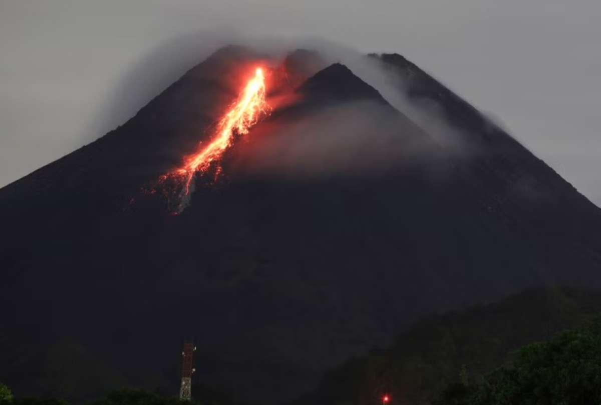 El volcán Semeru, en Indonesia, entró en erupción este martes. 