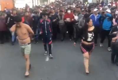 A los cuatro delincuentes los hicieron caminar por las principales calles de Saquisil&iacute; para luego ser interrogados por el populacho.