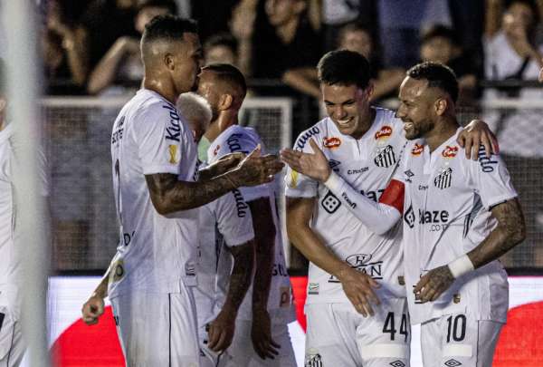 Neymar (der.) regres&oacute; al f&uacute;tbol profesional, tras superar una grave lesi&oacute;n.