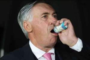 Carlo Ancelotti le regal&oacute; un chicle a un hincha antes del Real Madrid vs. Atl&eacute;tico de Bilbao