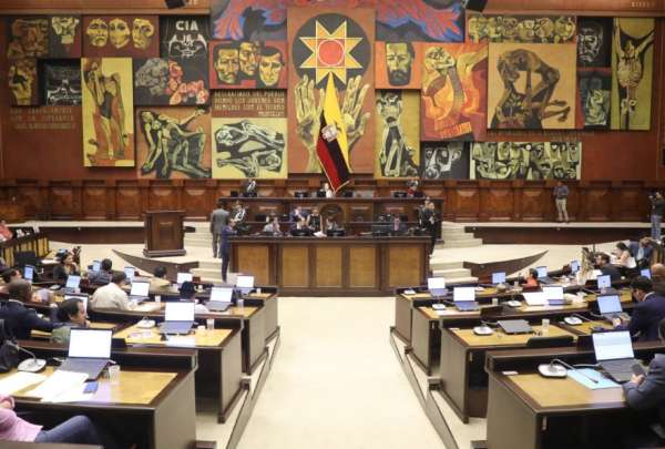 Mishel Mancheno se&ntilde;al&oacute; a legisladora de RC5 por supuesto cobro de diezmos en la Asamblea Nacional