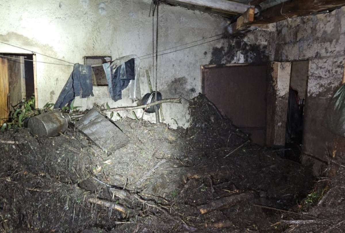 Una mujer de la tercera edad fue víctima de un deslizamiento de tierra sobre su vivienda. Ocurrió en San Joaquín. 