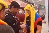 Un polic&iacute;a qatar&iacute; ayud&oacute; a un ecuatoriano a colocarse correctamente el turbante