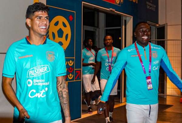 Piero Hincapi&eacute; (izq.) y Mois&eacute;s Ram&iacute;rez, antes de un entrenamiento en Qatar
