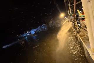 Esmeraldas: Labores de contenci&oacute;n ante el colapso del dique en el R&iacute;o Caple