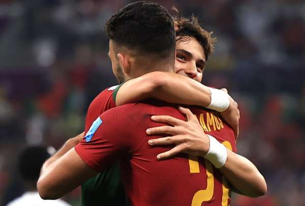 Goncalo Ramos (der.) festeja el triunfo portugu&eacute;s en Lusail sobre Suiza. 