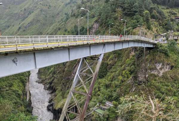 Una pareja cayó de un puente en Baños de Agua Santa