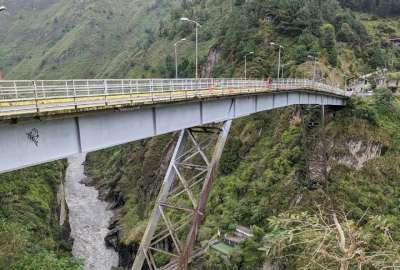 Una pareja cay&oacute; de un puente en Ba&ntilde;os de Agua Santa