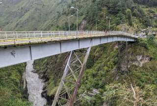 Ba&ntilde;os: Bomberos buscan a dos personas que cayeron del puente San Francisco