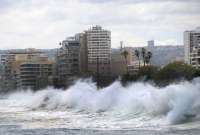 Un sistema frontal en el hemisferio norte provoca fuertes oleajes en las costas.