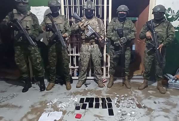 Celulares, cargadores y m&aacute;s fueron decomisados de la c&aacute;rcel del Litoral, en Guayaquil. 
