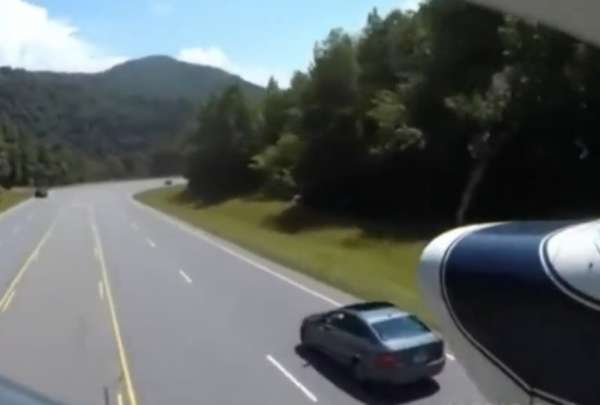 El piloto de una avioneta demostr&oacute; su habilidad al aterrizar en una autopista transitada.