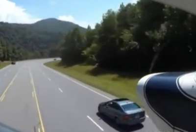 Avioneta aterriz&oacute; de emergencia en una autopista