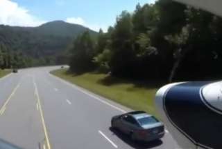Avioneta aterriz&oacute; de emergencia en una autopista