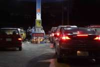 En Quito se registraron aglomeraciones en las gasolineras, antes del cambio de precio previsto para este viernes.