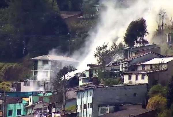 Cuerpo de Bomberos realizan labores de sofocaci&oacute;n de un incendio en El Panecillo. 