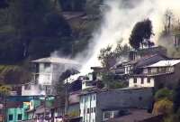 Cuerpo de Bomberos realizan labores de sofocación de un incendio en El Panecillo.