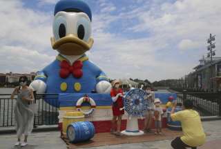 Turistas se quedan encerrados en Disney Resort por nuevo brote de covid-19