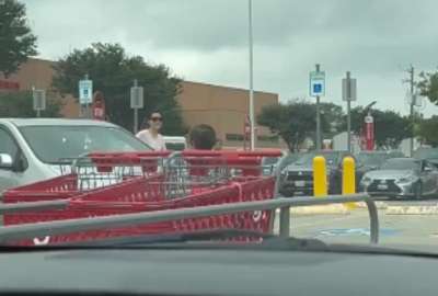 El video de esta familia olvidando a su peque&ntilde;o en el carro del supermercado se hizo viral en redes sociales.