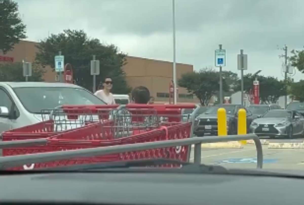 El video de esta familia olvidando a su pequeño en el carro del supermercado se hizo viral en redes sociales.