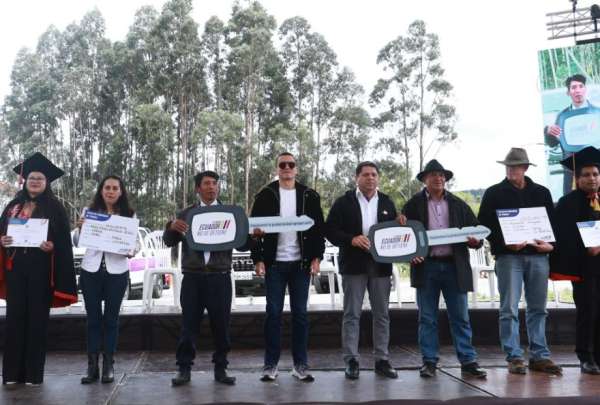 El presidente Daniel Noboa estuvo en Azogues este mi&eacute;rcoles. Entreg&oacute; unidades m&oacute;viles, t&iacute;tulos de propiedad y otros beneficios a peque&ntilde;os productores. 
