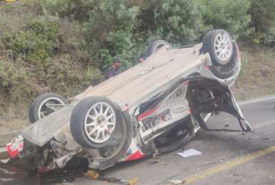 Uno de los veh&iacute;culos participantes en la competencia termin&oacute; destruido, tras el accidente. 